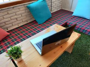 Proto Hostel的电视和/或娱乐中心