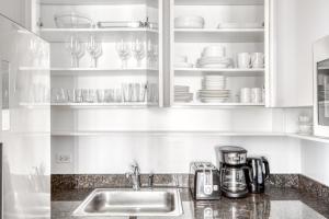 Gallery image of Sutton Place 2BR w Gym Pool nr Rockefeller NYC-516 in New York +15 photos