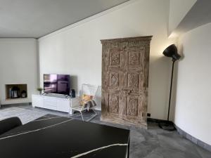uma sala de estar com uma grande porta de madeira e uma televisão em Scarlet's Place - 1 bed Victory Village Quinta Do Lago - beach, nature, lakes na Quinta do Lago