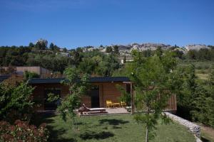 une maison avec vue sur la cour arborée dans l'établissement Domaine Mejan, à Paradou