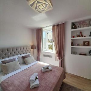 una camera da letto con un grande letto con due asciugamani di Tatiana's House a Spetses