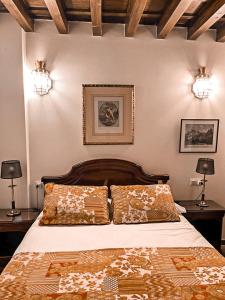 - une chambre avec un lit et deux lumières sur le mur dans l'établissement Apartamentos en pleno centro, Aljibe Rodrigo del Campo 1A, à Grenade