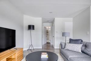 ein Wohnzimmer mit Sofa und Tisch in der Unterkunft Sherman Oaks 1BR nr Ventura Blvd shops TJ WF LAX-495 in Los Angeles