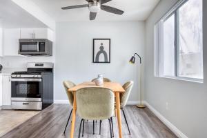 einen Esstisch mit Stühlen und einen Deckenventilator in der Unterkunft Sherman Oaks 1BR nr Ventura Blvd shops TJ WF LAX-495 in Los Angeles + 14 Fotos
