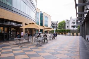 eine Außenterrasse mit Tischen, Stühlen und Sonnenschirmen in der Unterkunft Sherman Oaks 1BR nr Ventura Blvd shops TJ WF LAX-495 in Los Angeles