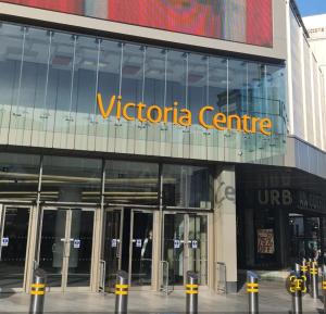 諾丁漢的住宿－Victoria Centre Apartments in the Victoria Centre Shopping Centre - Nottingham City Centre - 24 hours access - Most Central Location, Lounge, Full Kitchen, Washing Machine - Opposite Hilton by Restaurants & Shops - Outdoor Parking from five pounds a day，大楼内处女中心的迎宾标志