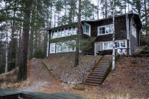 una casa en una colina en el bosque en Hotel Urkin Piilopirtti, en Pinsiö