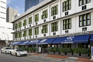 um edifício branco com carros estacionados em frente em ST Signature Tanjong Pagar, SHORT OVERNIGHT, 12 hours, 8PM-8AM em Singapura