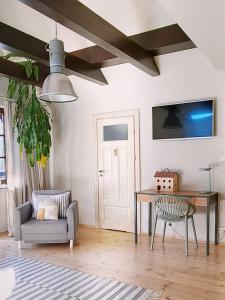 Televízia a/alebo spoločenská miestnosť v ubytovaní FORMA Apartament Supraśl
