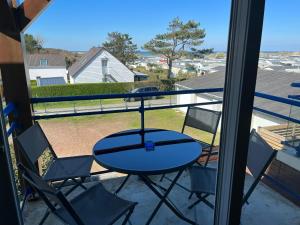 a table and chairs on a balcony with a view at Le Scottish in Camiers