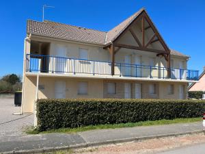 a house with a balcony on top of it at Le Scottish in Camiers