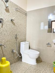 uma casa de banho com um WC e um chuveiro em The INN em Mysore