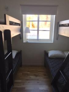- une chambre avec 2 lits superposés et une fenêtre dans l'établissement Björnrike Vemdalen. Mitt i backen, à Vemdalen