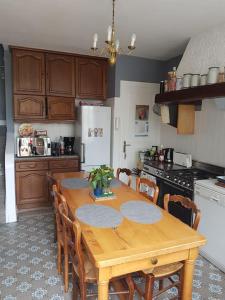 Kuchyň nebo kuchyňský kout v ubytování Maison en bord de Loire