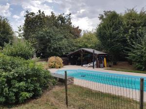 Bazén v ubytování Maison en bord de Loire nebo v jeho okolí + 13 fotografií