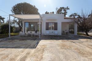 una casa bianca con un patio di fronte di Nice home a Carini