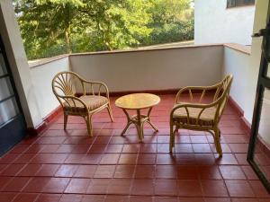 內羅畢的住宿－Capital Apartments- Hendred Road，门廊上的两把椅子和一张桌子