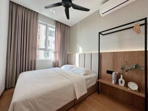 a bedroom with a bed and a ceiling fan at SAMUA Homes (City View, Drawbridge & KTCC Mall) in Kuala Terengganu