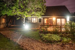 uma casa com luzes à frente à noite em Leopard's Lair Bush Lodge em Hoedspruit