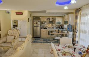 uma cozinha e sala de estar com mesa e cadeiras em Splendid Villa with Private Pool in Antalya em Belek