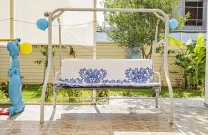 uma cadeira azul e branca num quintal com um baloiço em Splendid Villa with Private Pool in Antalya em Belek