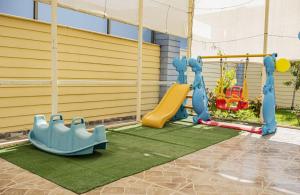 uma área recreativa com escorrega e um parque infantil em Splendid Villa with Private Pool in Antalya em Belek
