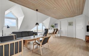 エーベルトフトにあるAmazing Home In Ebeltoft With 5 Bedrooms, Sauna And Indoor Swimming Poolのリビングルーム(テーブル、椅子付)