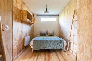 萊格卡弗爾雷的住宿－Appartement proche plage，小卧室设有一张床和梯子