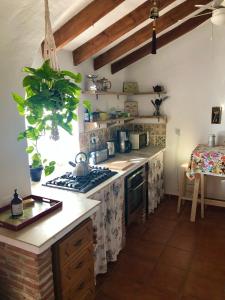 ComaresにあるCasa Ganeshaのコンロとカウンタートップのあるキッチン +15枚の写真