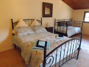 Un pat sau paturi într-o cameră la Le Petit Chateau