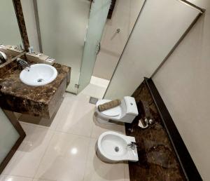 La salle de bains est pourvue de toilettes et d'un lavabo. dans l'établissement Al Muhaidb Down Town - King Fahd Road, à Riyad