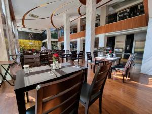 une salle à manger avec des tables et des chaises dans un restaurant dans l'établissement Prince Hotel, à Yangon
