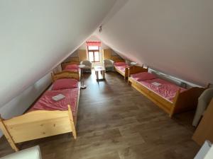 Posteľ alebo postele v izbe v ubytovaní Sokolí hnízdo