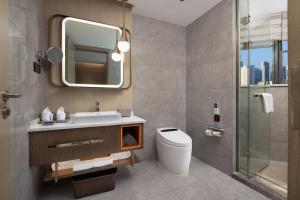 Kamar mandi di Home2 Suites By Hilton Wuhan Hankou Railway Station