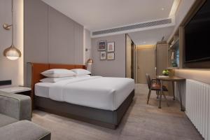 Tempat tidur dalam kamar di Home2 Suites By Hilton Wuhan Hankou Railway Station