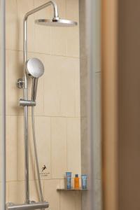 Kamar mandi di Home2 Suites By Hilton Wuhan Hankou Railway Station