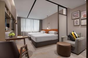 Tempat tidur dalam kamar di Home2 Suites By Hilton Wuhan Hankou Railway Station