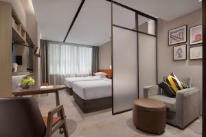 Tempat tidur dalam kamar di Home2 Suites By Hilton Wuhan Hankou Railway Station