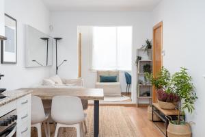 Un lugar para sentarse en Verde Apartment by Olala Homes