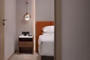 Tempat tidur dalam kamar di Home2 Suites By Hilton Wuhan Hankou Railway Station