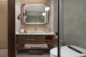 Kamar mandi di Home2 Suites By Hilton Wuhan Hankou Railway Station
