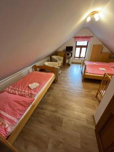 Posteľ alebo postele v izbe v ubytovaní Sokolí hnízdo