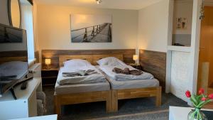 - une chambre avec un lit et 2 serviettes dans l'établissement Ferienwohnung Schmidt, à Rosengarten