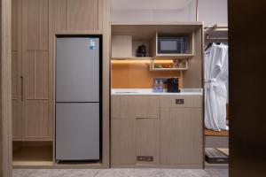 Dapur atau dapur kecil di Home2 Suites By Hilton Wuhan Hankou Railway Station
