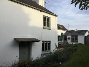 18th Century Primrose Cottage in Chillington nr sea : منزل أبيض بسقف من العشب