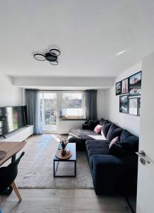 ヘルデッケにあるFerienwohnung am Hengsteyseeの黒いソファとテーブルのあるリビングルーム
