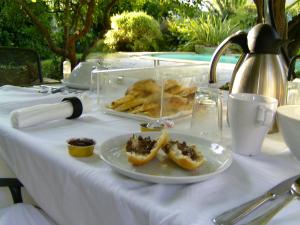 une table blanche avec une plaque de nourriture dans l'établissement Campagne Beausoleil, à La Seyne-sur-Mer