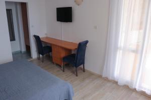 Televízia a/alebo spoločenská miestnosť v ubytovaní Boutique B&B Villa Carmen