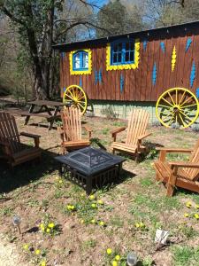 - un groupe de chaises et une table devant une cabine dans l'établissement Git'an Périgord la Bonne aventure, à Groléjac