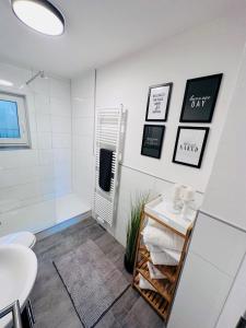 ヘルデッケにあるFerienwohnung am Hengsteyseeのシャワー、トイレ、洗面台を備えたバスルーム
